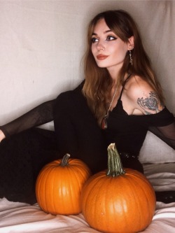 inthisforest:Happy October 🎃🧡IG: ouijaye 