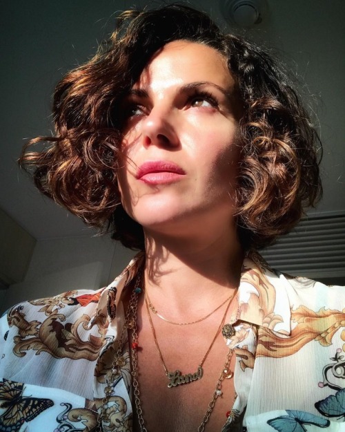 i-was-always-the-queen:  lparrilla Self portrait #mood 🌞🦋  (x)