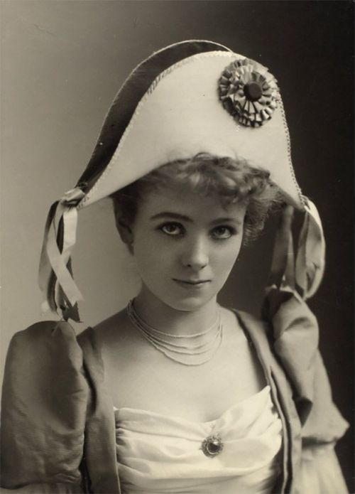 back-then: Maude Adams American actress (1872-1953) Source: NY Public Library, Billy Rose Theatre Co