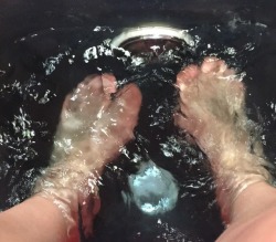 lisa-foot-fetishe:  Pedi at the spa.