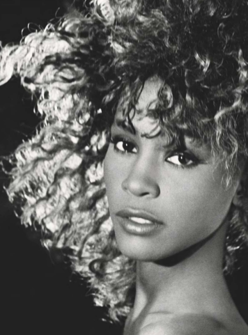 evilrashida:Previously unpublished photos of Whitney Houston photographed by Steven Meisel in 1986. 