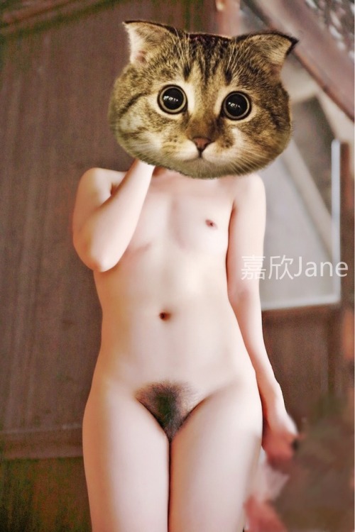 mfjxjane: 【嘉欣宝宝露出系列】 宝宝与摄影师在某古装影视城游玩，宝宝突发奇想，钻进了一个古代的小木屋里拍照，外面都是来来往往的游客，宝宝迅速把衣服脱了个精光，宝宝连鞋子袜子都没脱，然后摄影师