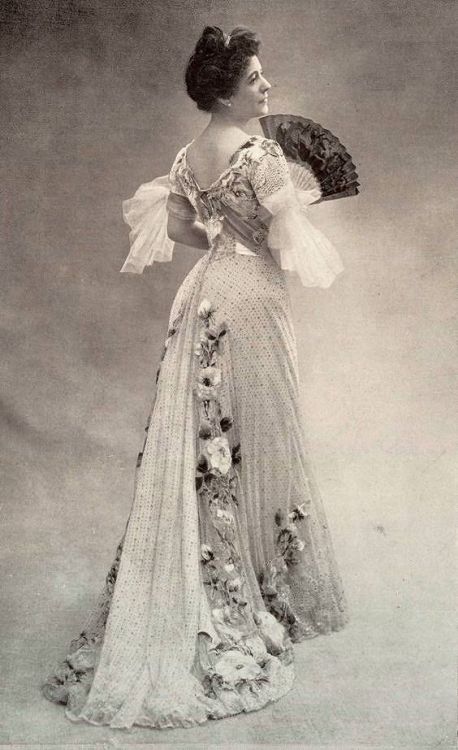  1901, Mme Rosa Bruck from the Théâtre du Vaudeville wearing a dress by Doucet made of pink satin, t