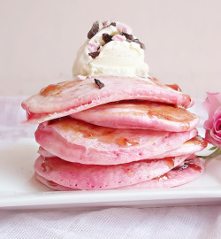 t-okimeki:  (Pink Pancakes with Crushed Strawberry)