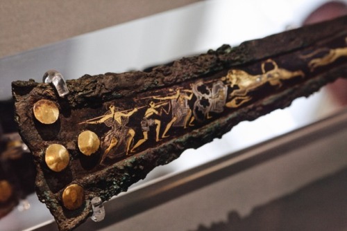 brassivydesign:Mycenaean Gold Inlaid WeaponryThese incredible pieces showcase the influence of Minoa