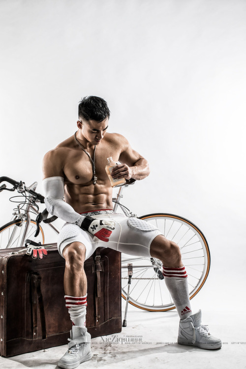 artoffreddieniem-blog: 【追踪–亚裔男模系列 】 #045  @洪晓龙bruce  他是 #东方型体# 男子健体全场冠军 | 第一次看到他模特是在
