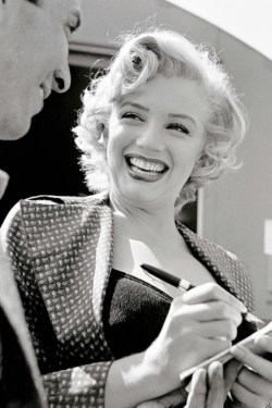 missmonroes:  Marilyn Monroe signing an autograph to a fan on the set of Monkey Business, 1952 