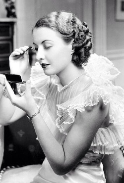 dreaminginthebalcony:  Barbara Stanwyck applying cake mascara, early 1930s 