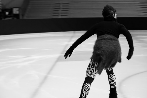  A glimpse of the uniquely mesmerizing beauty that is @JohnnyGWeir at rehearsal. Click thru for 35+ 