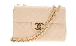 what-do-i-wear:  Vintage quilted shoulder bag from Chanel. Get it here!