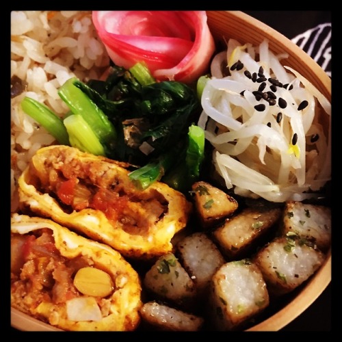 #214・炊き込みじゃこご飯・厚焼き卵（チリコンカン入り）・冬菜のおひたし・赤かぶの浅漬け・山芋炒め・モヤシのナムル厚焼き卵にに入れたチリコンカンは昨晩の残りをアレンジ。