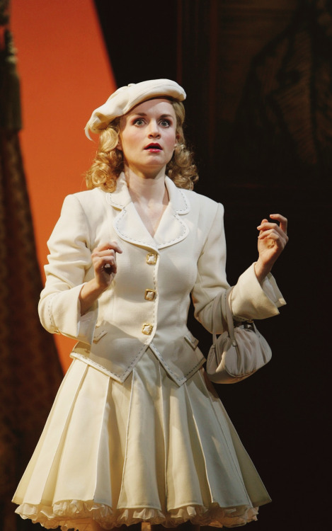 2005 Kate Reinders as Galinda Original Chicago Company - Photo by Joan Marcus