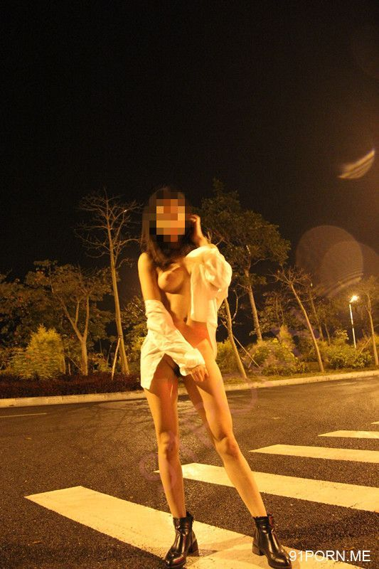 两个极品美女街头露出外拍