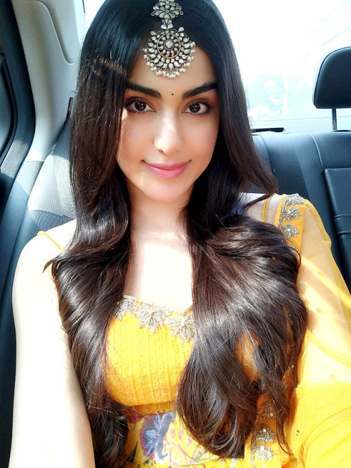 indiangalz: Hot indian babe in modern and classical attire! See more of her: www.indiangalz.c