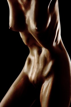 nudeson500px:  Oiled Figure by Solus-Photography from http://500px.com/photo/94149697 