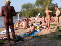 gotoanudebeach:  Go to a nude beach!