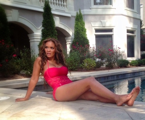 Poolside soles w/Evelyn Lozada