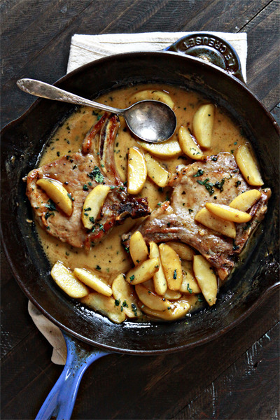 grayskymorning:  Apple Cider Sage Pork Chops with Caramelized Apples 