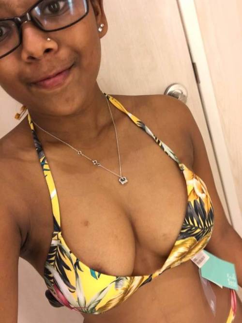 jbnallavan: easwar22: theoriginaltrinileaks:Cute Finally can see those cute mangoes  Mango baik