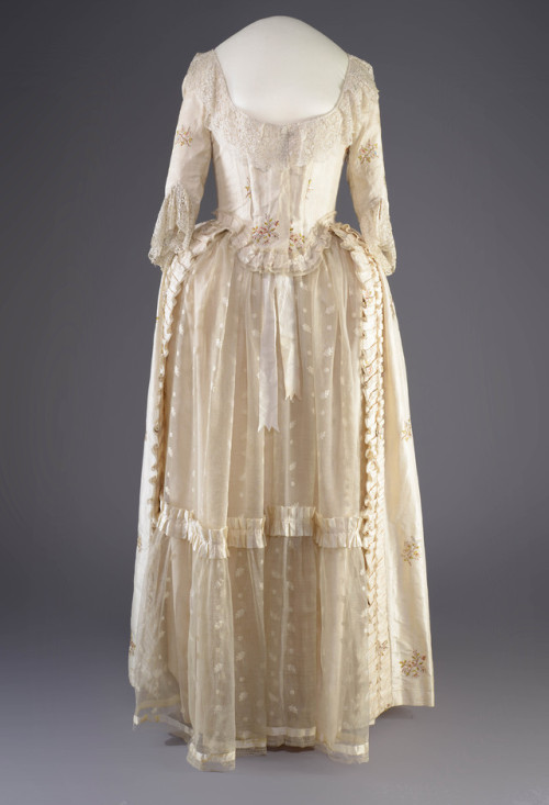 fripperiesandfobs:Robe à l'anglaise  ca. 1780From the Landesmuseum OldenburgGown for a wealthy Hobbi