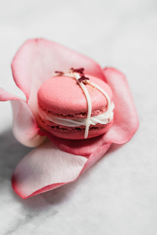 Raspberry and Rose Macaronsbromabakery.com/2018/06/raspberry-rose-macarons.html