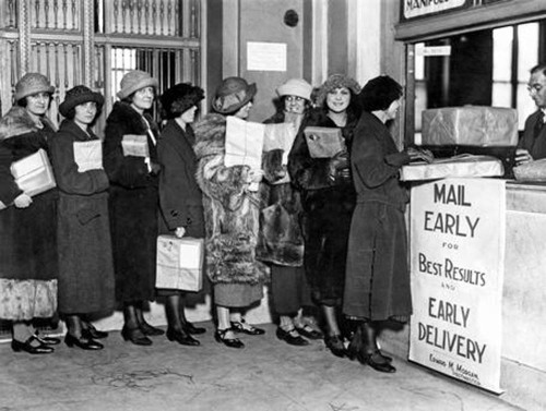 Mailing Christmas packages early, ca. 1923.Photo: Universal Images via AKG Images