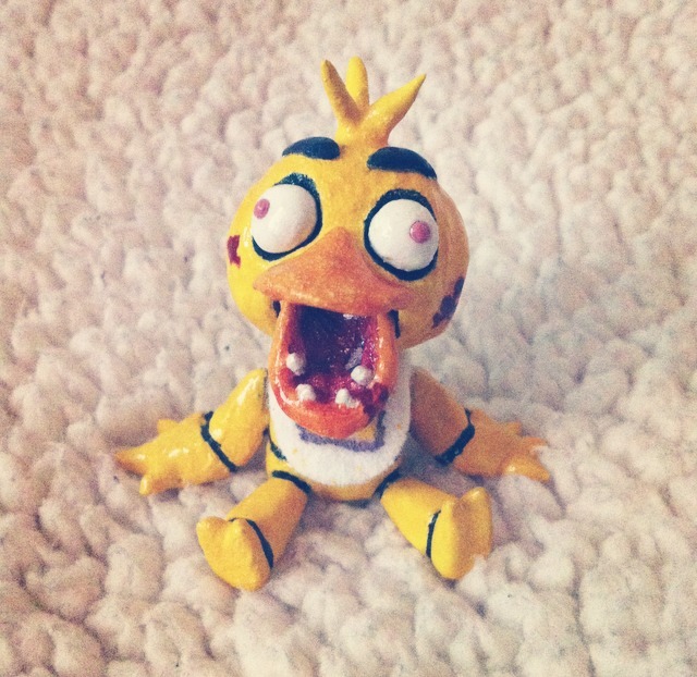 not-a-comedian:  I made a tiny Chica sculpt! Her jaw is moveable and the head is