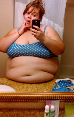 fattyunicornsparkle:  Well, it’s been a year and looks like I can still set my belly on a sink.  