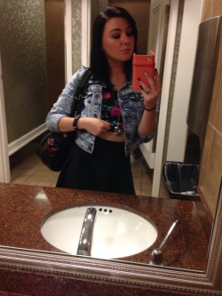 littlemiss-b:  Various airport selfies. 