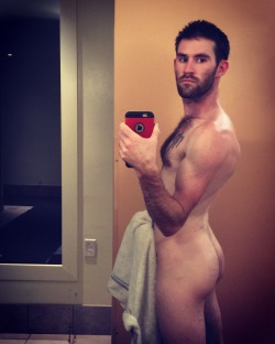 nate-the-nomad:  Post workout shower selfie