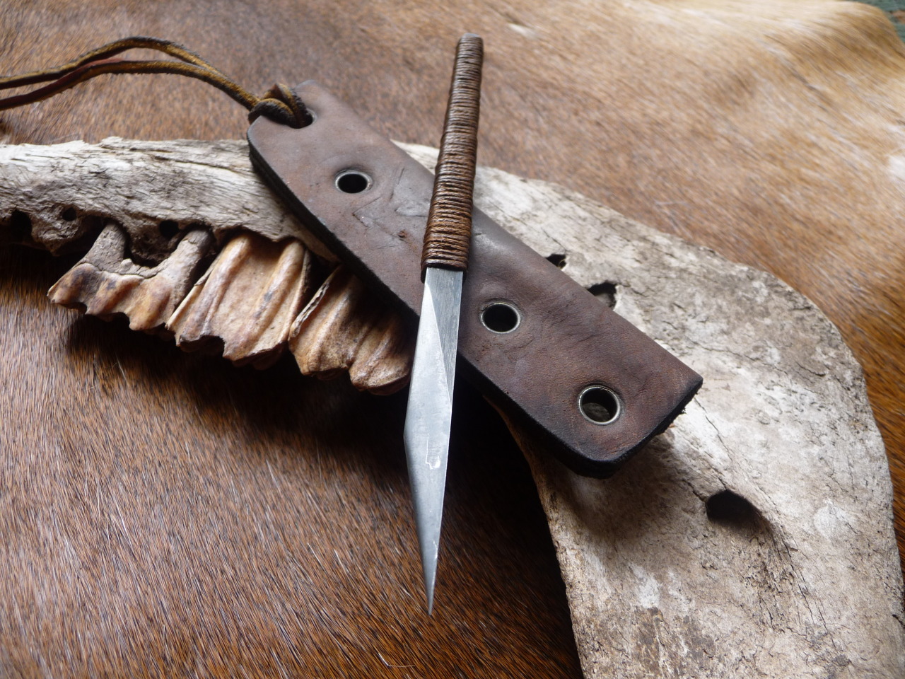 ru-titley-knives:  Armageddon rustic leather carry . This is the first of two sheaths