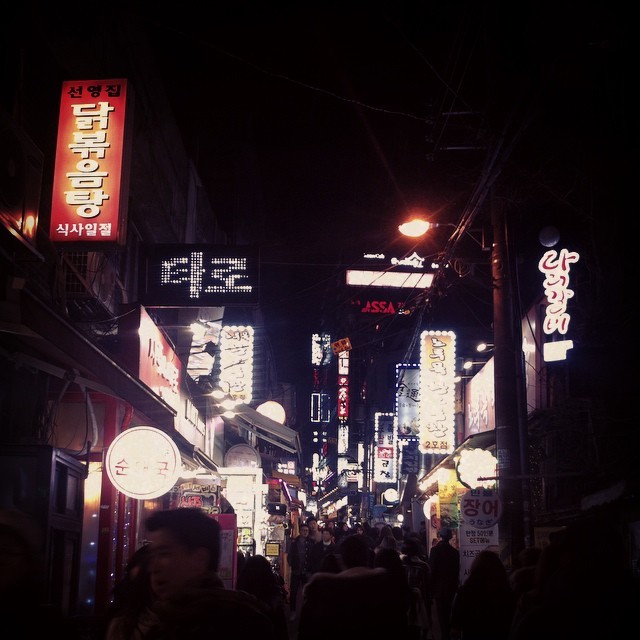 #Hongdae by #night ✌️ #shoppingheaven #seoul #korea #hongikuniversity #홍대 #latergram (at 홍대 Hongdae)