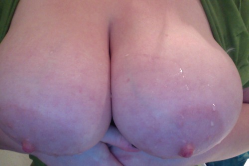 Porn photo thickchickpalace:  Titty Tuesday