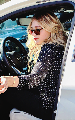 ms-moretz:  Chloe Moretz out for lunch at