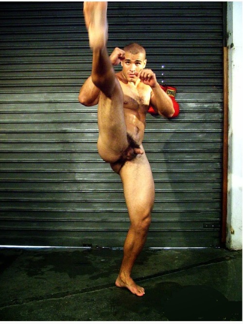 smallpenisobsession:  Dude likes to train buck naked with his small penis free.