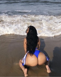 thicksexyasswomen:  Wow