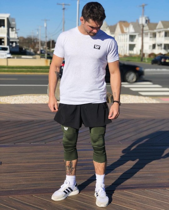 pint-of-gat:  thecurlyyogi:  pint-of-gat:  🏃  whatcha lookin’ at down there (:  