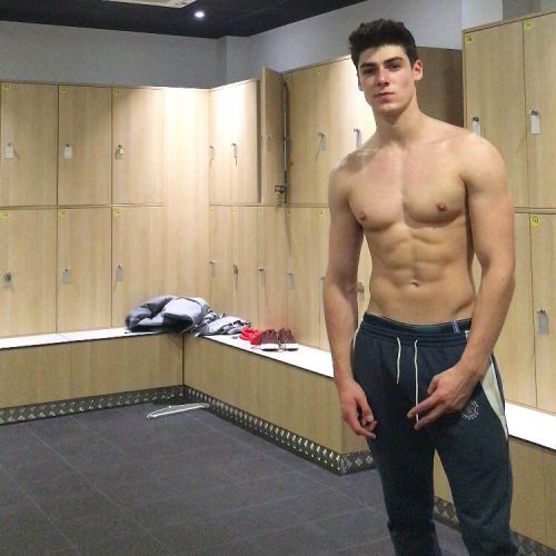 kinktwinky: berlinslaveguy:Jeremy improved his body since his trainer locked his dick in a chastity 