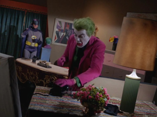 cat-bat:superbrybread:part2of3:Batman the Television seriesS02E58: Flop Goes the Jokeranon hate“Star