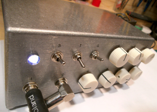 These last two days, I worked on some kind of preamp box for my own use. The idea was to combine a 5