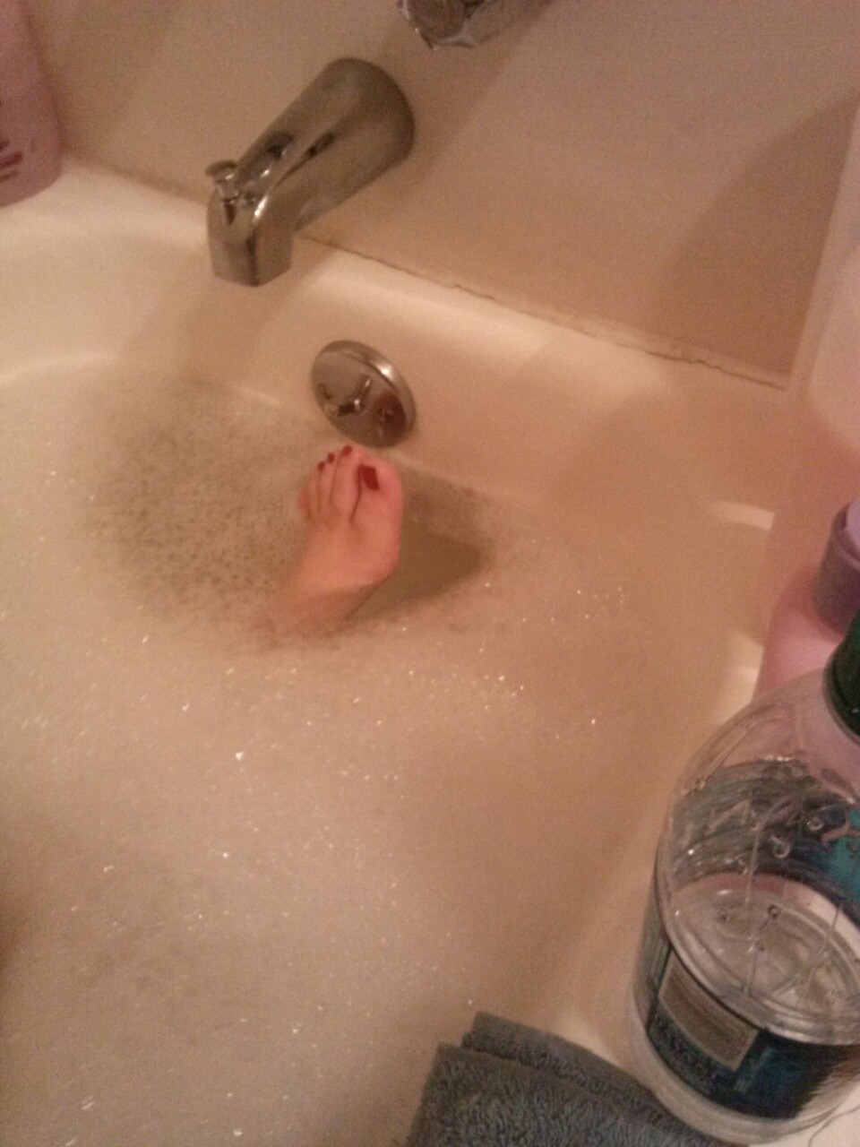 wifesbody:  Wifes toes in the bath 