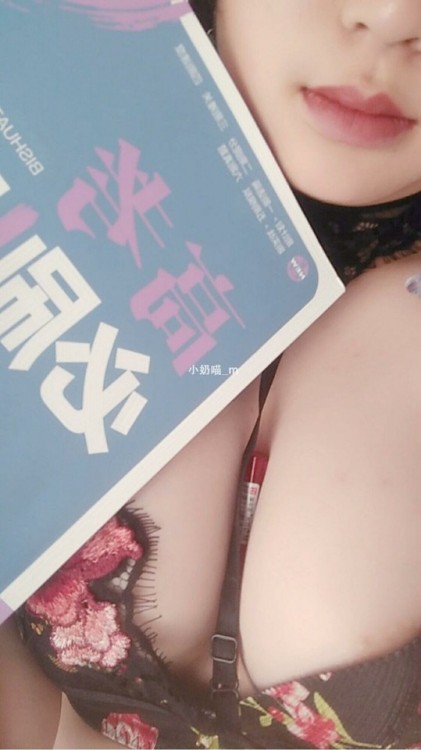 z-hentai-desu: ——表面上是个人民教师，私底下却是个渴望鸡巴的淫荡母狗。喜欢在制服下穿着情趣内衣讲课，幻想着被全班男生轮奸。骚逼在课堂上就湿透不堪，一下课就偷偷的去厕所抠到高潮。 ——人