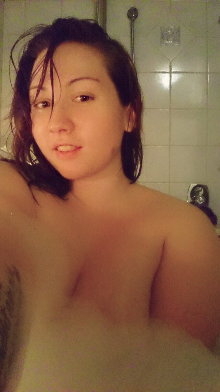 misspatisserie:  I had a really long bath this evening and I feel super cute. I think