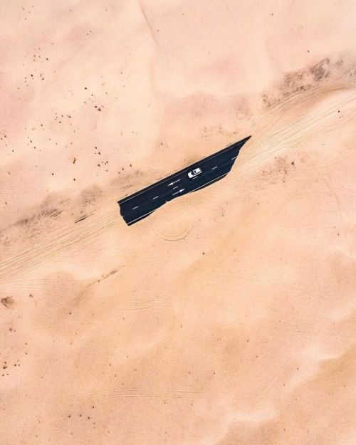 linxspiration:The Desert Is Slowly Taking Over Dubai, And The Photos Are Remarkable