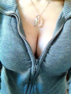 okiecuck:  A lovely key just above some lovelier cleavage…