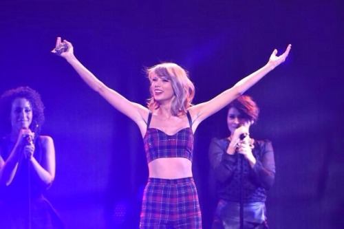 starlit-swift:belleswift17:THIS. SMILE/HER HAPPINESS. MEANS. EVERYTHING.I LOVE HER SO MUCH I CANT