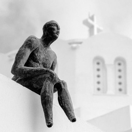 Santorini Greece #kpbphoto #santorini #santorinigreece #travelgreece #statue #cross #religion #blackandwhite #blackandwhitephotography #monochrome...