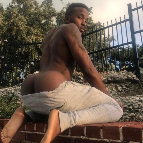 asskingz:  follow @asskingz for ass 24/7!