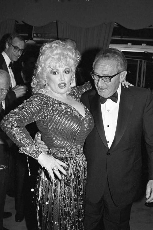 my-retro-vintage:Henry Kissinger leering at Dolly Parton   1985