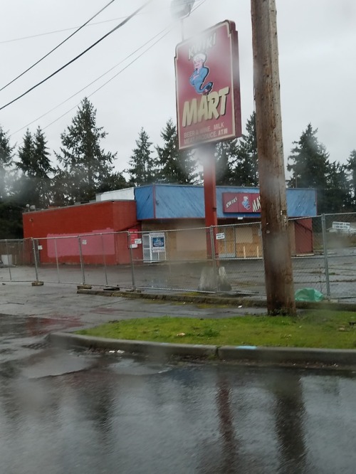 archivalcrow:Just so you all know there is a condemned Akinator pit stop in the middle of nowhere ou